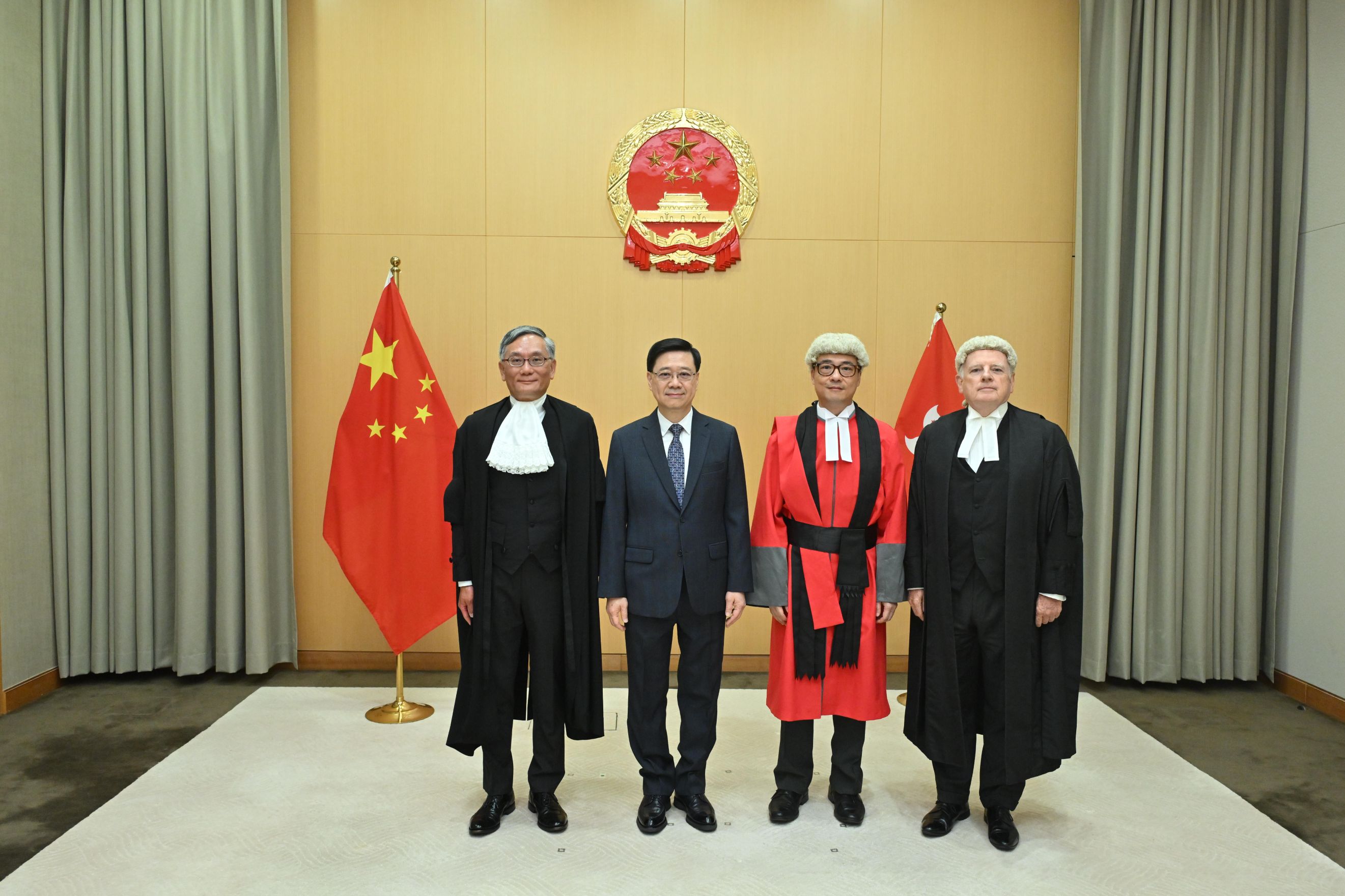 区域法院法官游德康（右二）获委任为高等法院原讼法庭法官